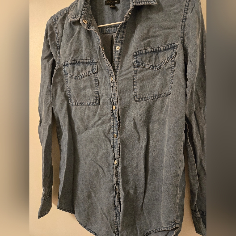 Ann Taylor‎ Blue Denim Button-Up Shirt - Picture 4 of 7